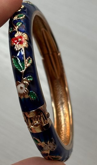 Pulsera elegante con flores esmaltadas