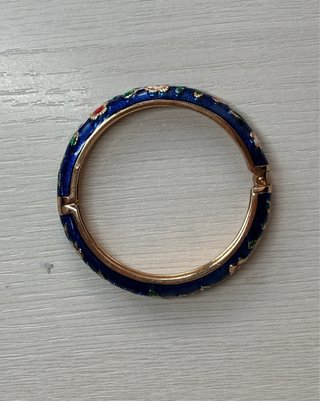 Pulsera elegante con flores esmaltadas