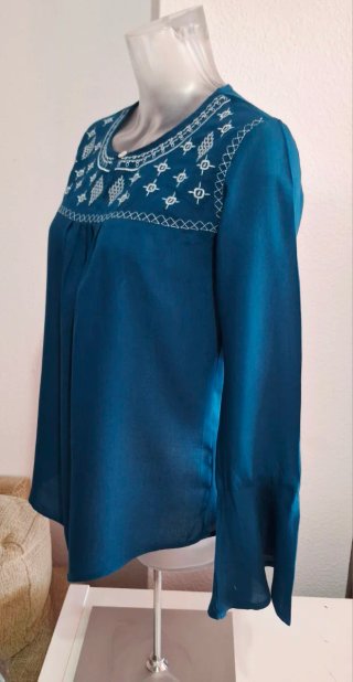 Blusa S con bordado blanco