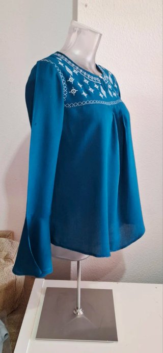 Blusa S con bordado blanco