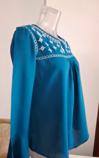Blusa S con bordado blanco