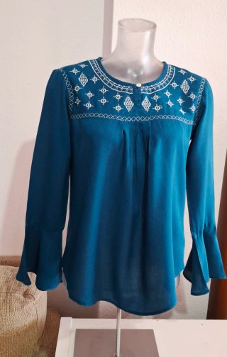Blusa S con bordado blanco