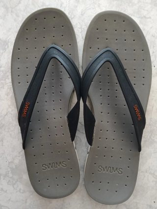 Sandalias SWIMS grises y negras