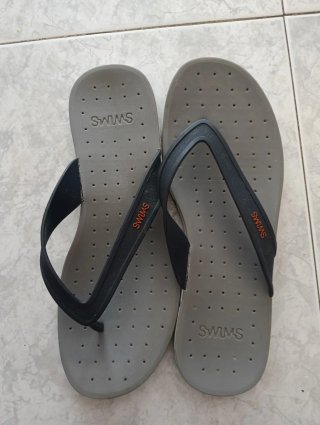 Sandalias SWIMS grises y negras