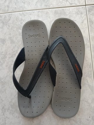 Sandalias SWIMS grises y negras