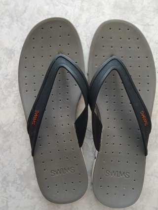 Sandalias SWIMS grises y negras