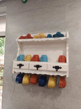 Estantería de pared con ganchos