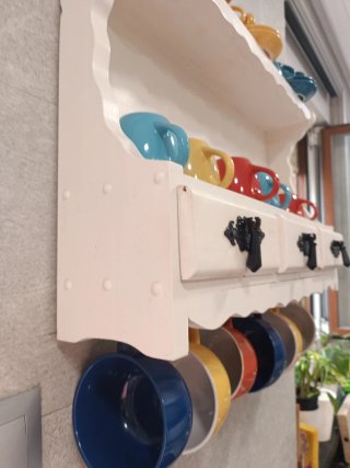 Estantería de pared con ganchos