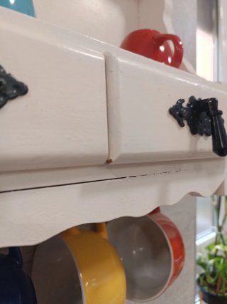 Estantería de pared con ganchos