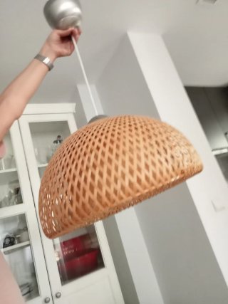 Lámpara de mimbre tejida