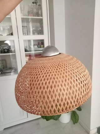 Lámpara de mimbre tejida