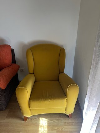 Sillón amarillo de tela