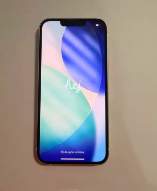 iPhone 13 + 4 fundas y cargador