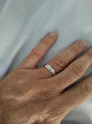 Anillo de plata con líneas