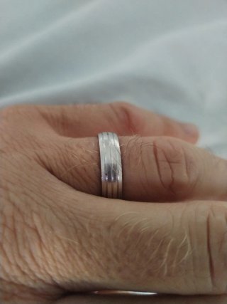 Anillo de plata con líneas