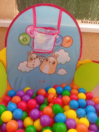 Parque de bolas infantil con canasta