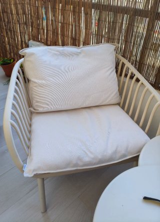 Sillón de jardín beige y blanco.