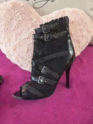 Botines Guess Talla 37 Negros atrevidos