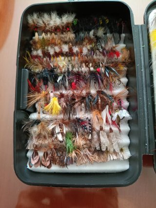 Lote de más de mil moscas para pesca variadas.