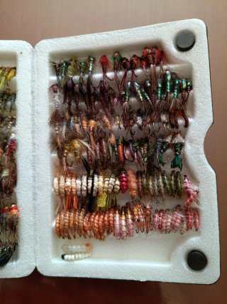 Lote de más de mil moscas para pesca variadas.
