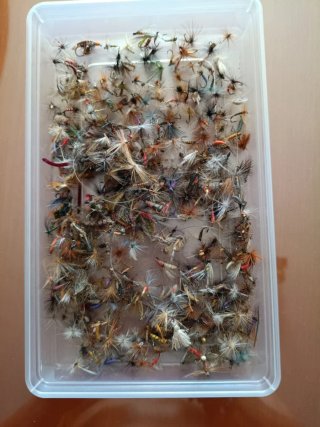 Lote de más de mil moscas para pesca variadas.