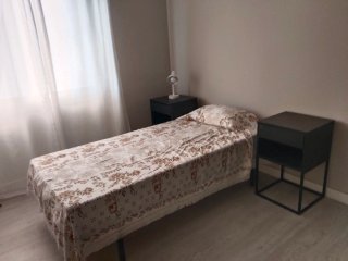 Habitación grande para chicas estudiantes en Rubí