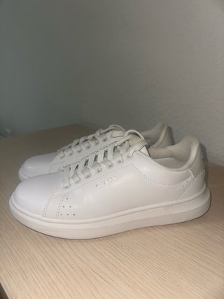 Zapatillas Levi's blancas