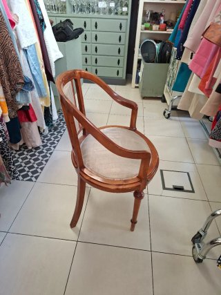 Silla de madera y tela beige