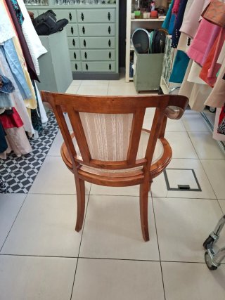 Silla de madera y tela beige