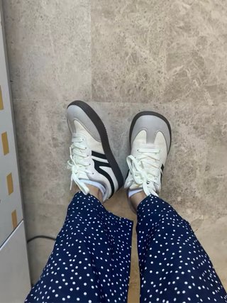 Zapatillas deportivas grises y blancas