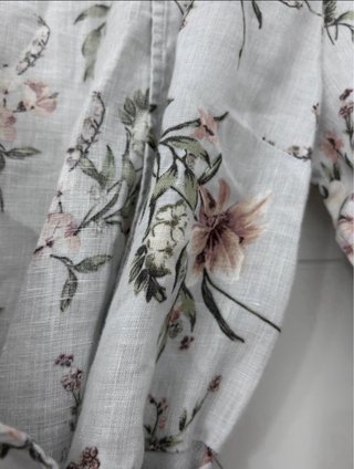 Blusa Zara floral manga acampanada