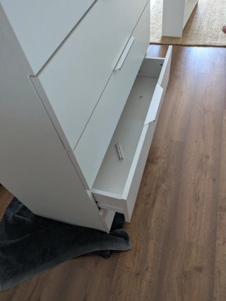 Cómoda blanca de madera