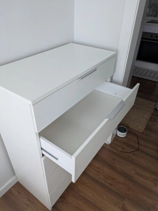 Cómoda blanca de madera