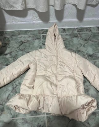 Chaqueta beige con capucha y volantes