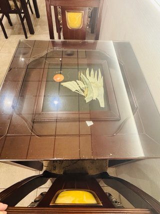 Mesa de comedor de madera con tapa de cristal