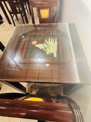 Mesa de comedor de madera con tapa de cristal