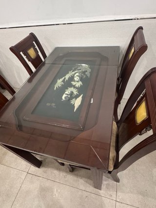 Mesa de comedor de madera con tapa de cristal