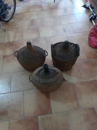 3 garrafas de mimbre y cristal