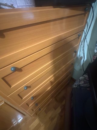 Habitación juvenil: cama, estanterías y escritorio