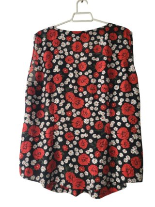 Blusa flores rojas y blancas
