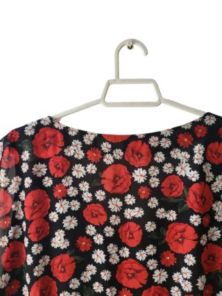 Blusa flores rojas y blancas