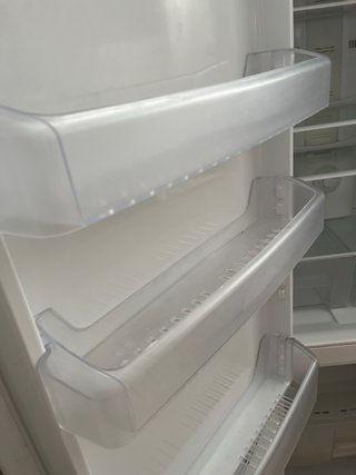 Frigorífico blanco con pantalla digital