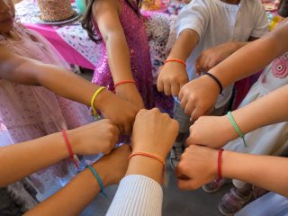 Pulsera infantil azul y varios colores