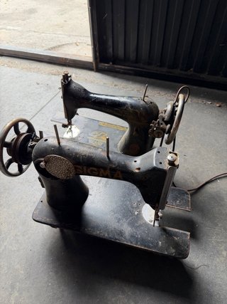 Lote 2 Máquinas de Coser Antiguas Sigma