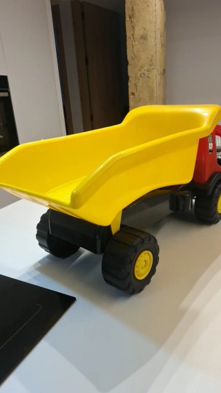 Camión volquete de juguete rojo y amarillo