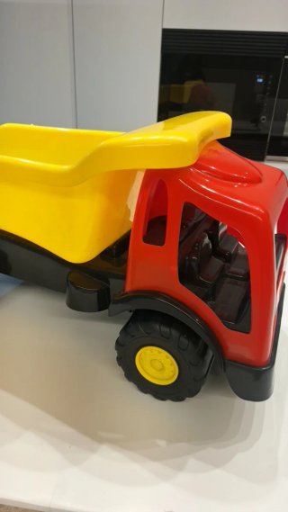 Camión volquete de juguete rojo y amarillo