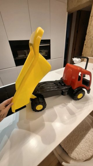Camión volquete de juguete rojo y amarillo