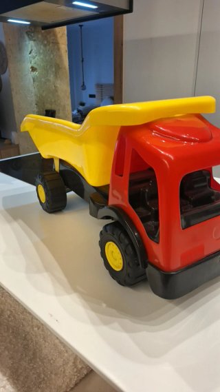Camión volquete de juguete rojo y amarillo