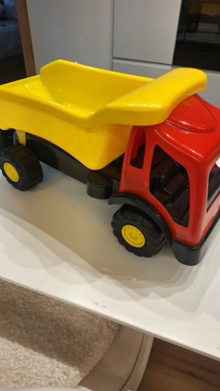 Camión volquete de juguete rojo y amarillo