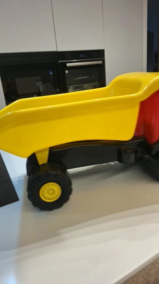 Camión volquete de juguete rojo y amarillo